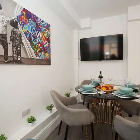 North Rd With Garden By N And N Ltd, Close To Vibrant Gloucester Rd With Plenty Of Restaurants And Shops Near By, Free On Street Parking Апартаменты