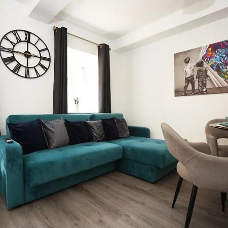 Apartment North Rd With Garden By N And N Ltd, Close To Vibrant Gloucester Rd With Plenty Of Restaurants And Shops Near By, Free On Street Parking *