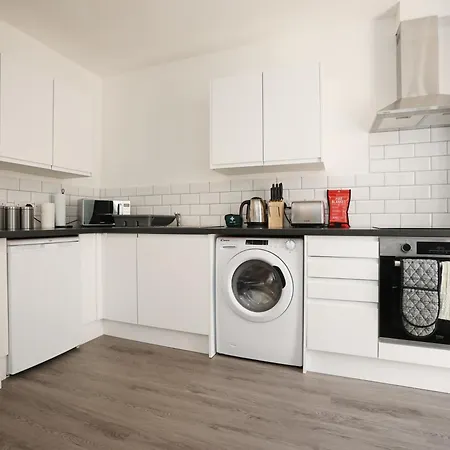 North Rd With Garden By N And N Ltd, Close To Vibrant Gloucester Rd With Plenty Of Restaurants And Shops Near By, Free On Street Parking Бристоль