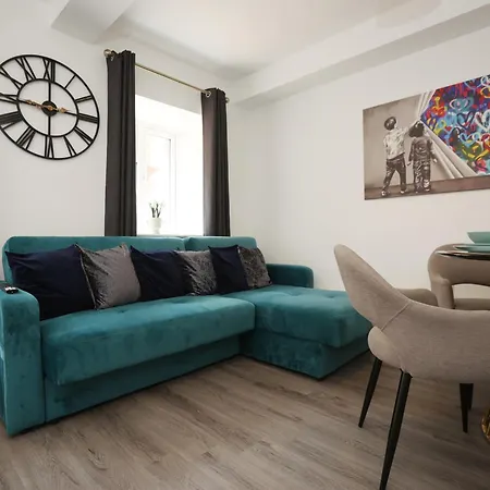 Newly Refurbed With Garden By N And N Ltd, Close To Vibrant Gloucester Rd With Plenty Of Restaurants And Shops Near By, Free On Street Parking Apartament Bristol