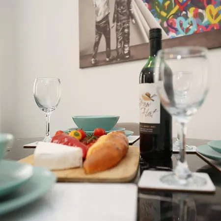 Apartment North Rd With Garden By N And N Ltd, Close To Vibrant Gloucester Rd With Plenty Of Restaurants And Shops Near By, Free On Street Parking *