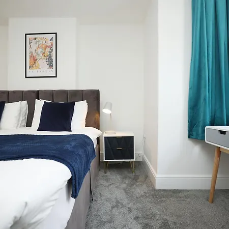 North Road Garden By N And N Ltd, Close To Vibrant Gloucester Rd With Plenty Of Restaurants And Shops Near By, Free On Street Parking *