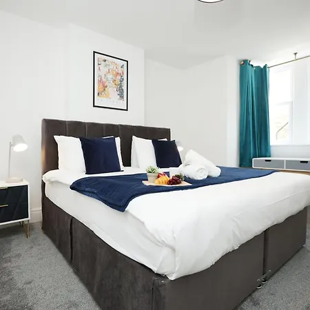 Apartman Newly Refurbed With Garden By N And N Ltd, Close To Vibrant Gloucester Rd With Plenty Of Restaurants And Shops Near By, Free On Street Parking
