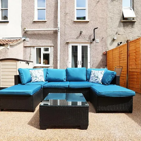 North Rd With Garden By N And N Ltd, Close To Vibrant Gloucester Rd With Plenty Of Restaurants And Shops Near By, Free On Street Parking Апартаменты *