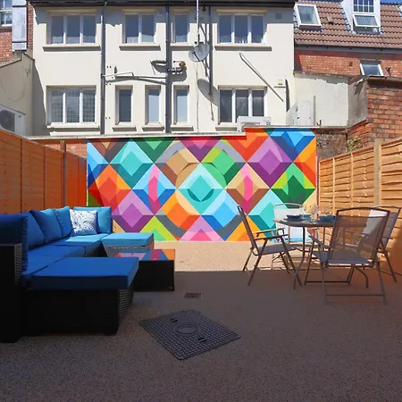 North Rd With Garden By N And N Ltd, Close To Vibrant Gloucester Rd With Plenty Of Restaurants And Shops Near By, Free On Street Parking Апартаменты Бристоль