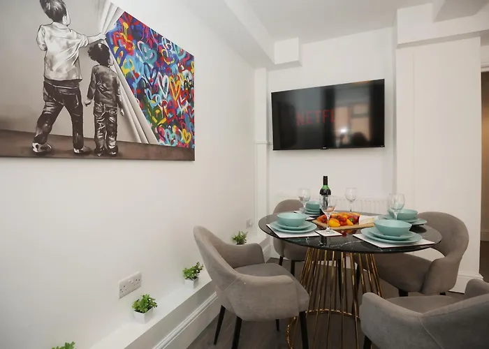North Rd With Garden By N And N Ltd, Close To Vibrant Gloucester Rd With Plenty Of Restaurants And Shops Near By, Free On Street Parking Apartmán