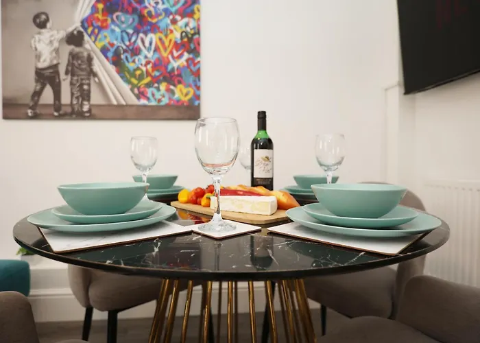 Apartmán North Rd With Garden By N And N Ltd, Close To Vibrant Gloucester Rd With Plenty Of Restaurants And Shops Near By, Free On Street Parking