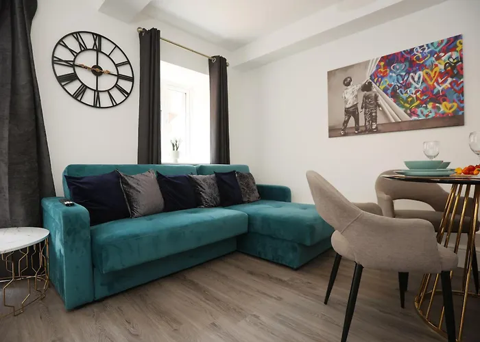 North Rd With Garden By N And N Ltd, Close To Vibrant Gloucester Rd With Plenty Of Restaurants And Shops Near By, Free On Street Parking Apartmán Bristol