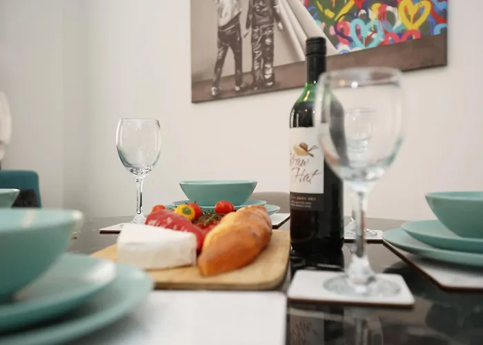 Apartmán North Rd With Garden By N And N Ltd, Close To Vibrant Gloucester Rd With Plenty Of Restaurants And Shops Near By, Free On Street Parking *