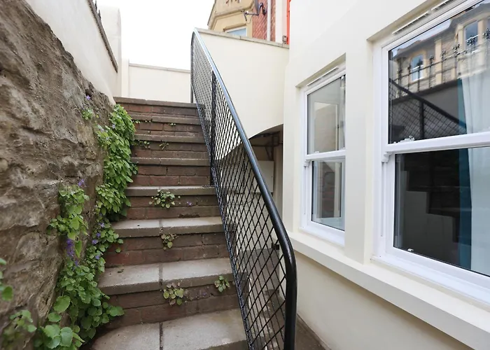 North Rd With Garden By N And N Ltd, Close To Vibrant Gloucester Rd With Plenty Of Restaurants And Shops Near By, Free On Street Parking Apartmán Bristol
