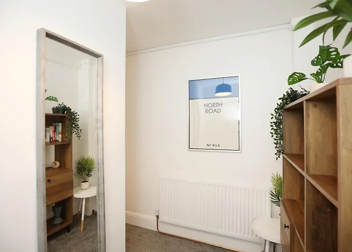North Rd With Garden By N And N Ltd, Close To Vibrant Gloucester Rd With Plenty Of Restaurants And Shops Near By, Free On Street Parking Apartmán