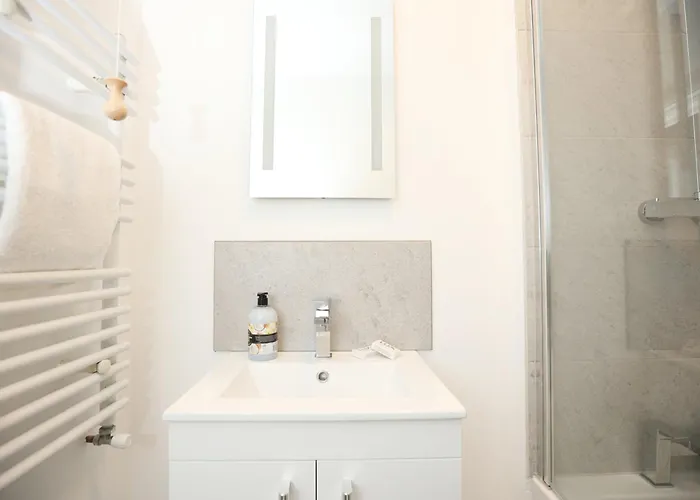 North Rd With Garden By N And N Ltd, Close To Vibrant Gloucester Rd With Plenty Of Restaurants And Shops Near By, Free On Street Parking Apartmán