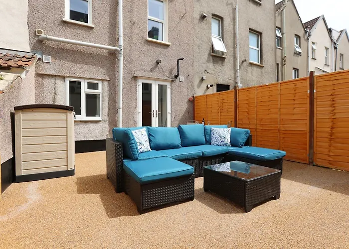 North Rd With Garden By N And N Ltd, Close To Vibrant Gloucester Rd With Plenty Of Restaurants And Shops Near By, Free On Street Parking Apartmán *