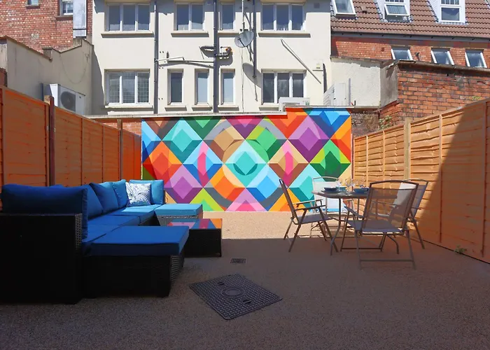 North Rd With Garden By N And N Ltd, Close To Vibrant Gloucester Rd With Plenty Of Restaurants And Shops Near By, Free On Street Parking Apartmán Bristol