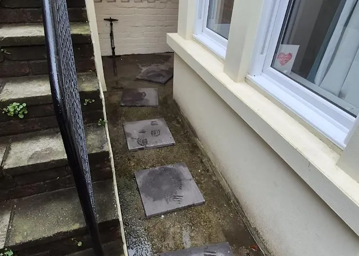 North Rd With Garden By N And N Ltd, Close To Vibrant Gloucester Rd With Plenty Of Restaurants And Shops Near By, Free On Street Parking Apartmán Bristol