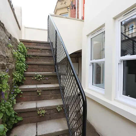 Newly Refurbed With Garden By N And N Ltd, Close To Vibrant Gloucester Rd With Plenty Of Restaurants And Shops Near By, Free On Street Parking Apartment Bristol