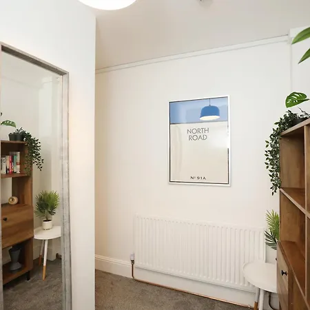 Newly Refurbed With Garden By N And N Ltd, Close To Vibrant Gloucester Rd With Plenty Of Restaurants And Shops Near By, Free On Street Parking Apartment
