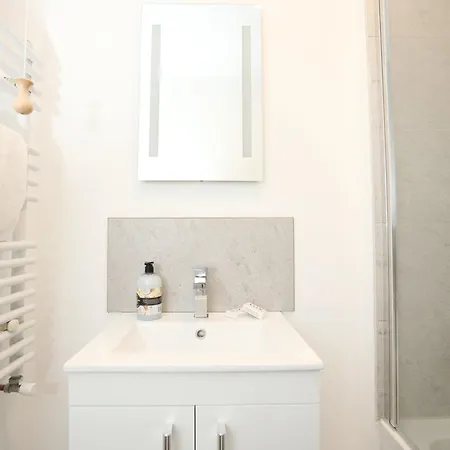 Newly Refurbed With Garden By N And N Ltd, Close To Vibrant Gloucester Rd With Plenty Of Restaurants And Shops Near By, Free On Street Parking Apartment