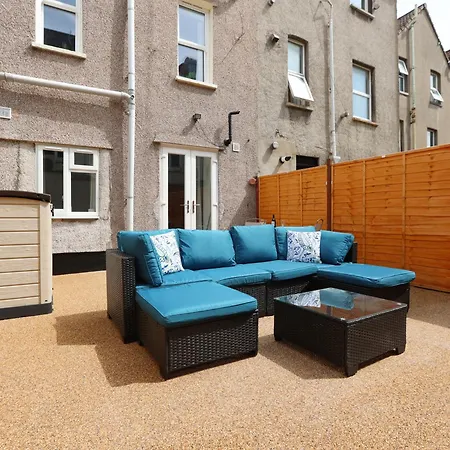 Newly Refurbed With Garden By N And N Ltd, Close To Vibrant Gloucester Rd With Plenty Of Restaurants And Shops Near By, Free On Street Parking Apartment *