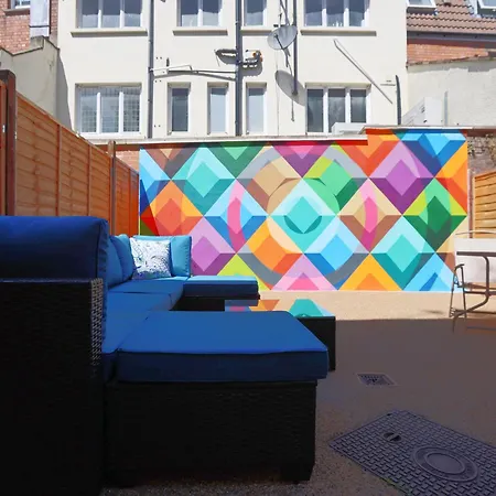 Apartment Newly Refurbed With Garden By N And N Ltd, Close To Vibrant Gloucester Rd With Plenty Of Restaurants And Shops Near By, Free On Street Parking Bristol