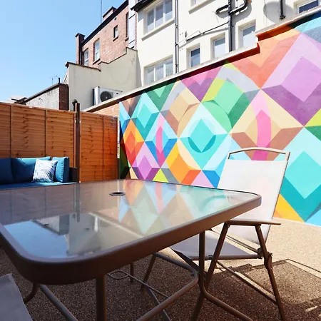 Apartment Newly Refurbed With Garden By N And N Ltd, Close To Vibrant Gloucester Rd With Plenty Of Restaurants And Shops Near By, Free On Street Parking Bristol